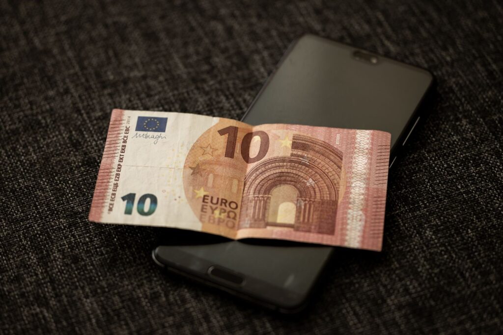 Biljet van 10 euro op een smartphone