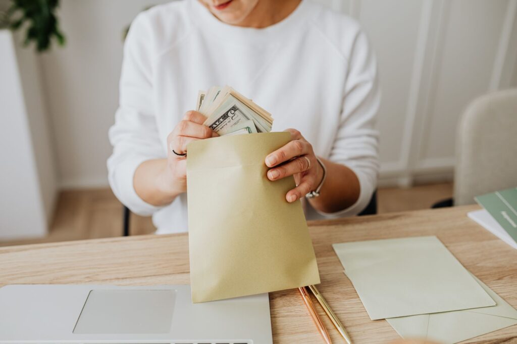 Iemand verdeelt contant geld over enveloppen