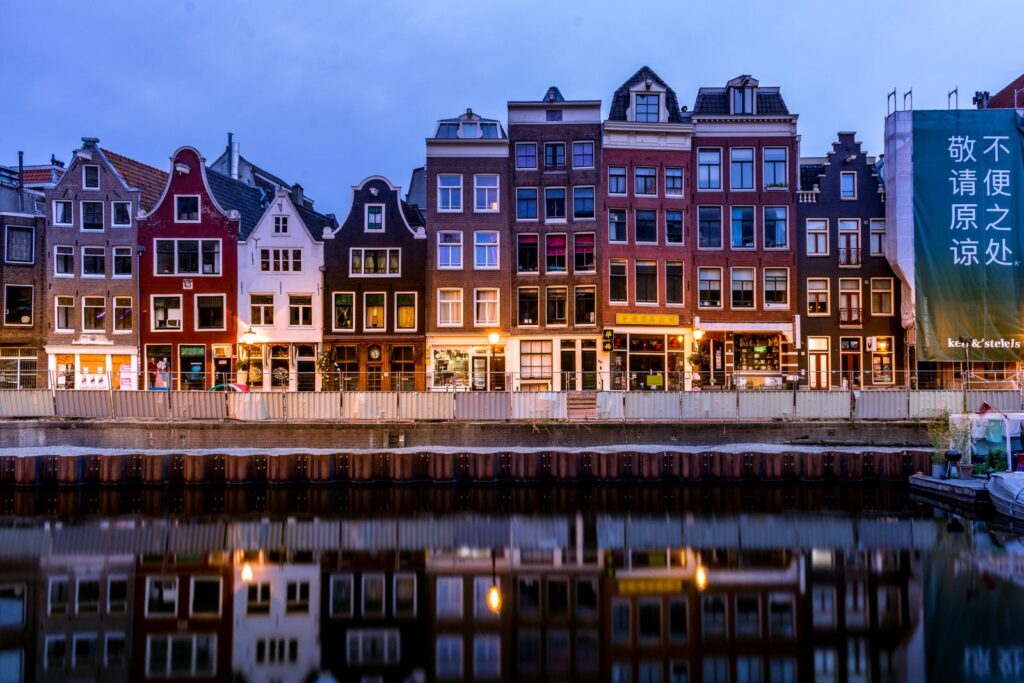 Grachtenpanden in Amsterdam weerspiegelen in het water