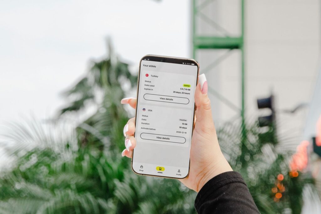 Hand met een smartphone waarop een app geopend is